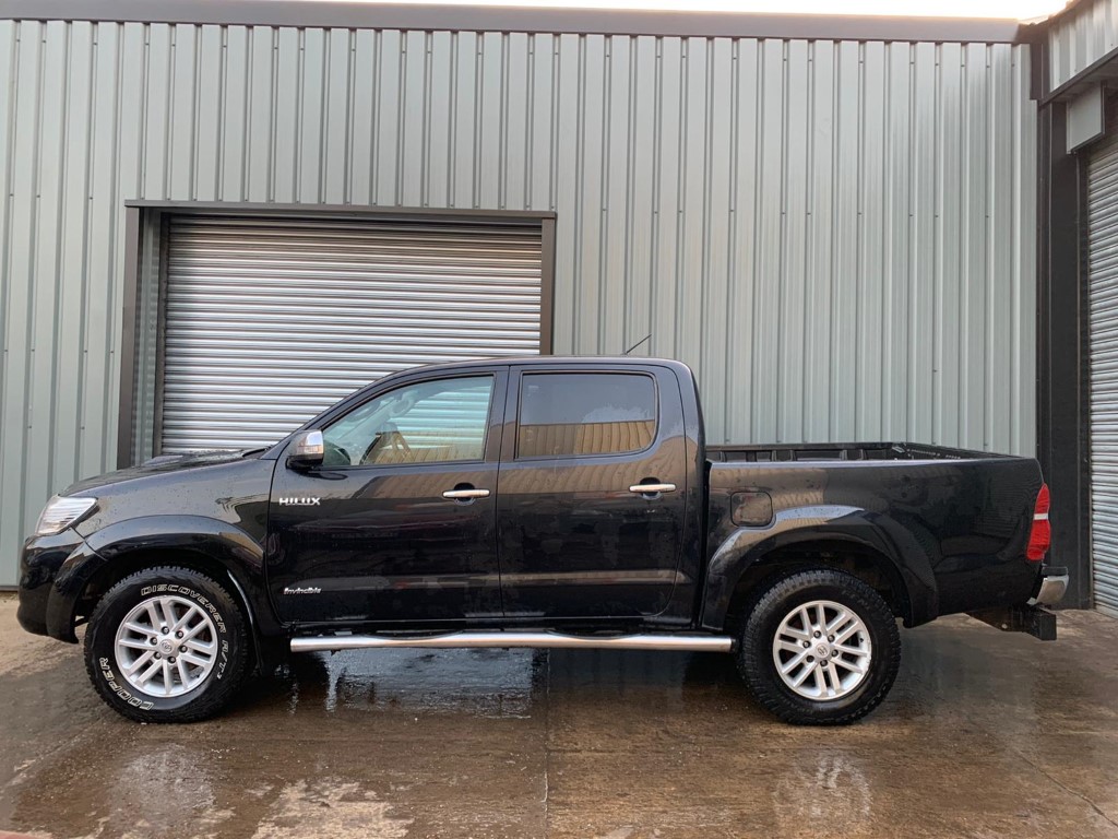 REF 213 TOYOTA HILUX INVINCIBLE DCB 4X4 2013 3.0D4D AUTO 5 SPEED
