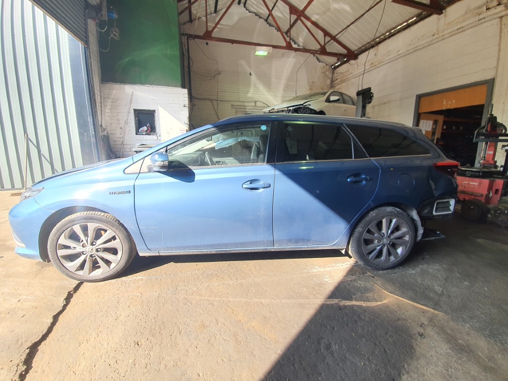 Ref 2015 TOYOTA AURIS ESTATE MK2 1.8 PETROL HYBRID AUTO 8U6