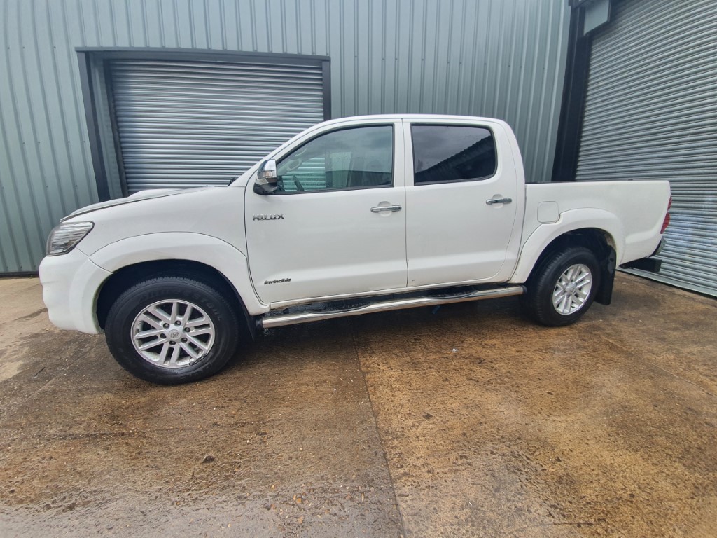 REF 218 TOYOTA HILUX DCB INVINCIBLE 4X4 2015 3.0D4D AUTO 5 SPEED
