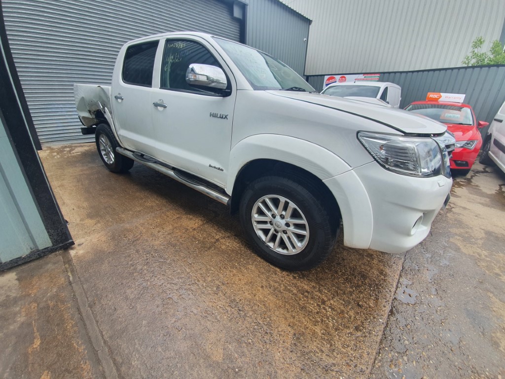 REF 218 TOYOTA HILUX DCB INVINCIBLE 4X4 2015 3.0D4D AUTO 5 SPEED