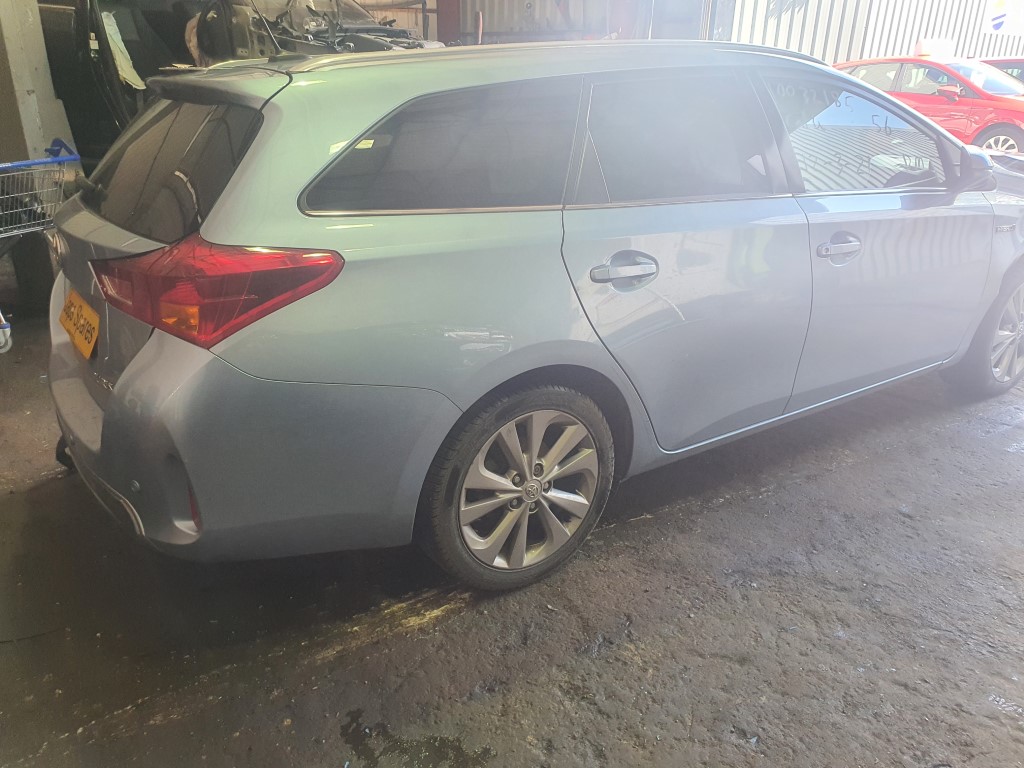 REF 217 TOYOTA AURIS VVTI EXCEL ESTATE 2014 1.8 PETROL HYBRID