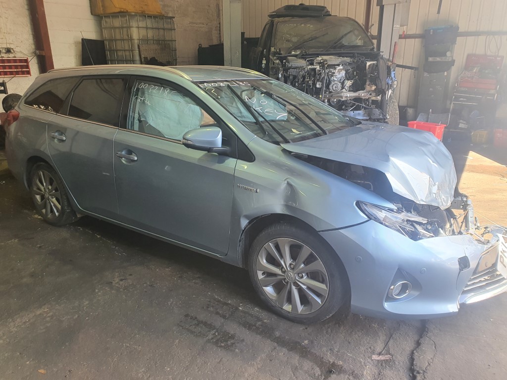 REF 217 TOYOTA AURIS VVTI EXCEL ESTATE 2014 1.8 PETROL HYBRID
