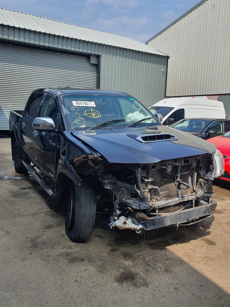 REF 220 TOYOTA HILUX DCB MK7 INVINCIBLE X 2015 3.0D4D AUTO