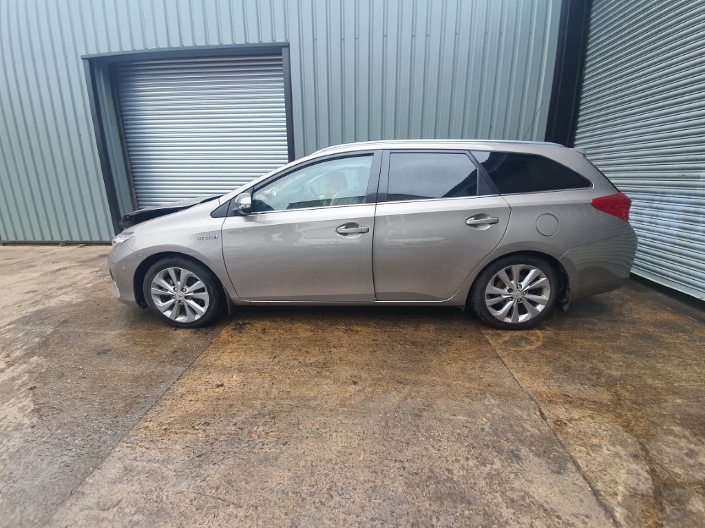 REF 223 TOYOTA AURIS ESTATE MK2  2014 1.8 PETROL/HYBRID AUTO