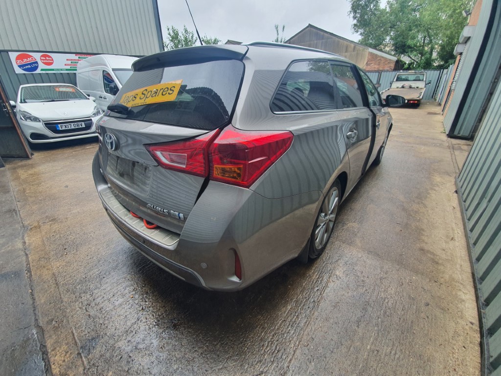 REF 223 TOYOTA AURIS ESTATE MK2  2014 1.8 PETROL/HYBRID AUTO