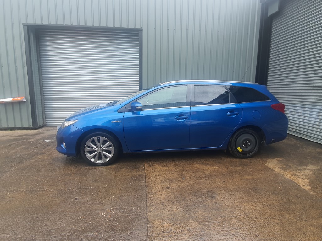 REF 230 TOYOTA AURIS VVTI EXCEL MK2 ESTATE 1.8 PETROL HYBRID