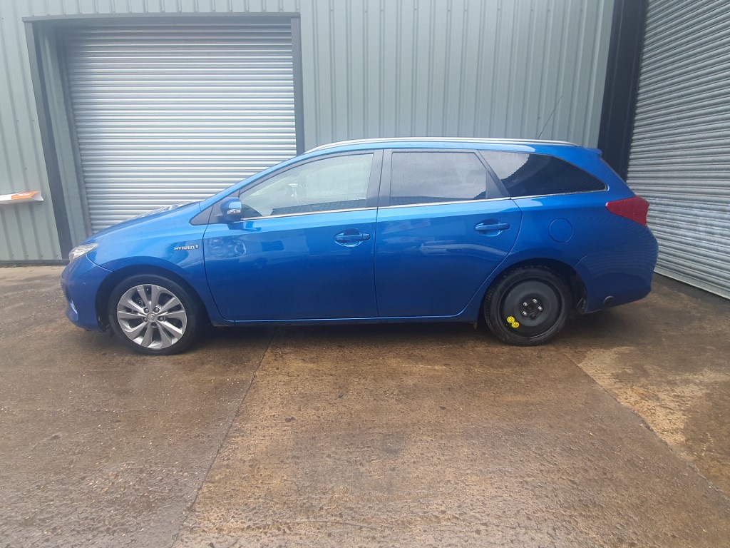 REF 230 TOYOTA AURIS VVTI EXCEL MK2 ESTATE 1.8 PETROL HYBRID