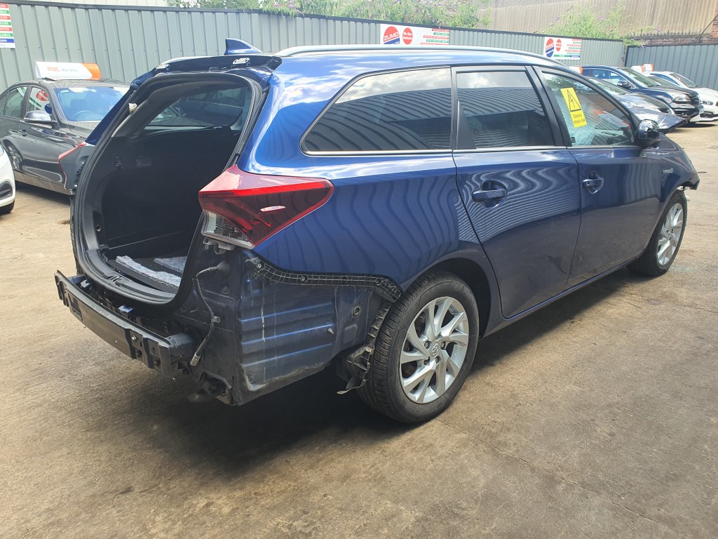 REF 226 TOYOTA AURIS MK2 ESTATE 2016 1.8 PETROL HYBRID AUTO