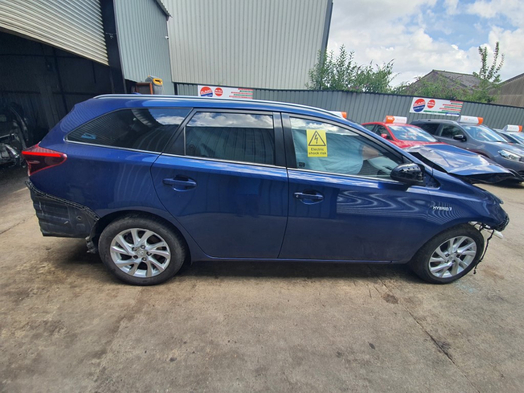 REF 226 TOYOTA AURIS MK2 ESTATE 2016 1.8 PETROL HYBRID AUTO