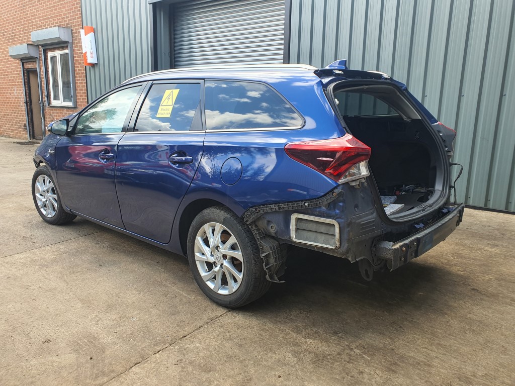 REF 226 TOYOTA AURIS MK2 ESTATE 2016 1.8 PETROL HYBRID AUTO