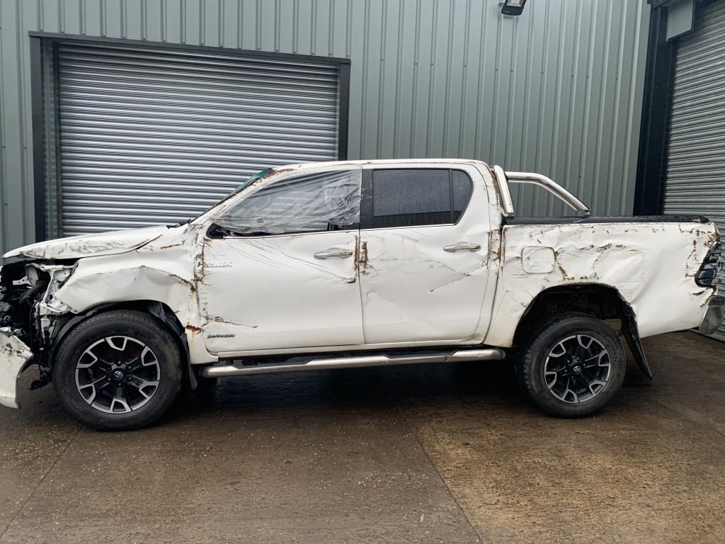 REF 245 TOYOTA HILUX MK8 INVINCIBLE 2.4D4D 6 SPEED AUTO