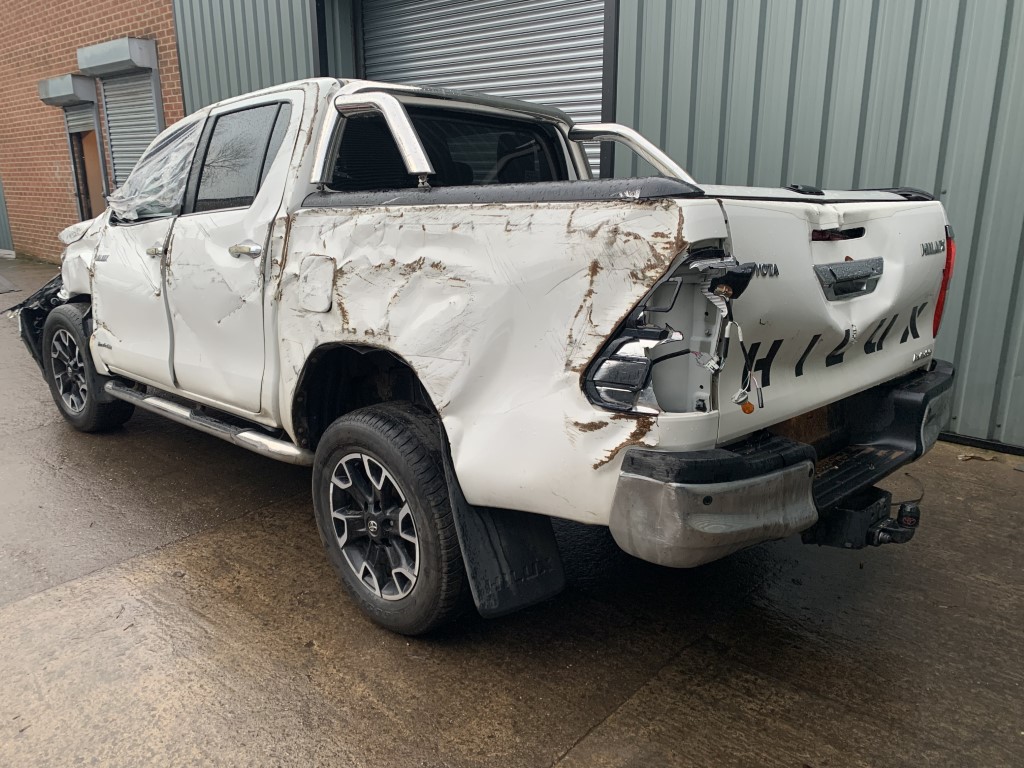 REF 245 TOYOTA HILUX MK8 INVINCIBLE 2.4D4D 6 SPEED AUTO