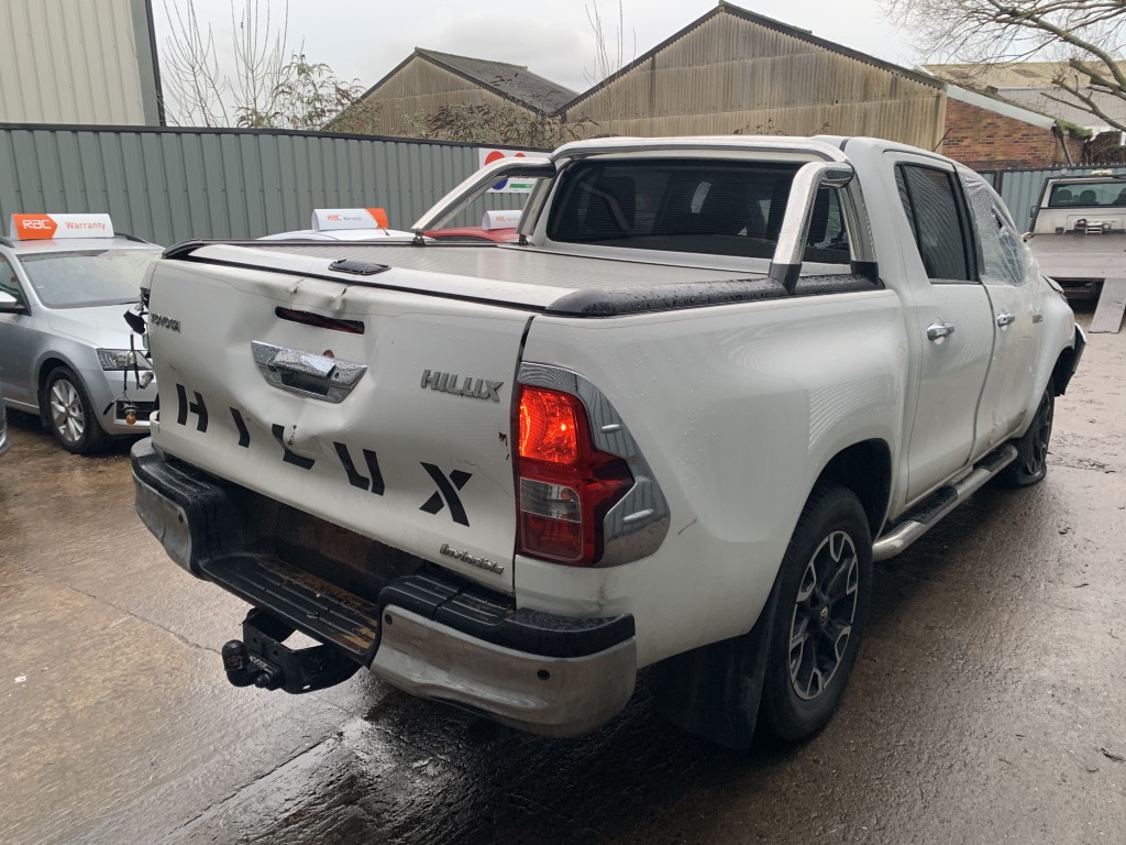 REF 245 TOYOTA HILUX MK8 INVINCIBLE 2.4D4D 6 SPEED AUTO