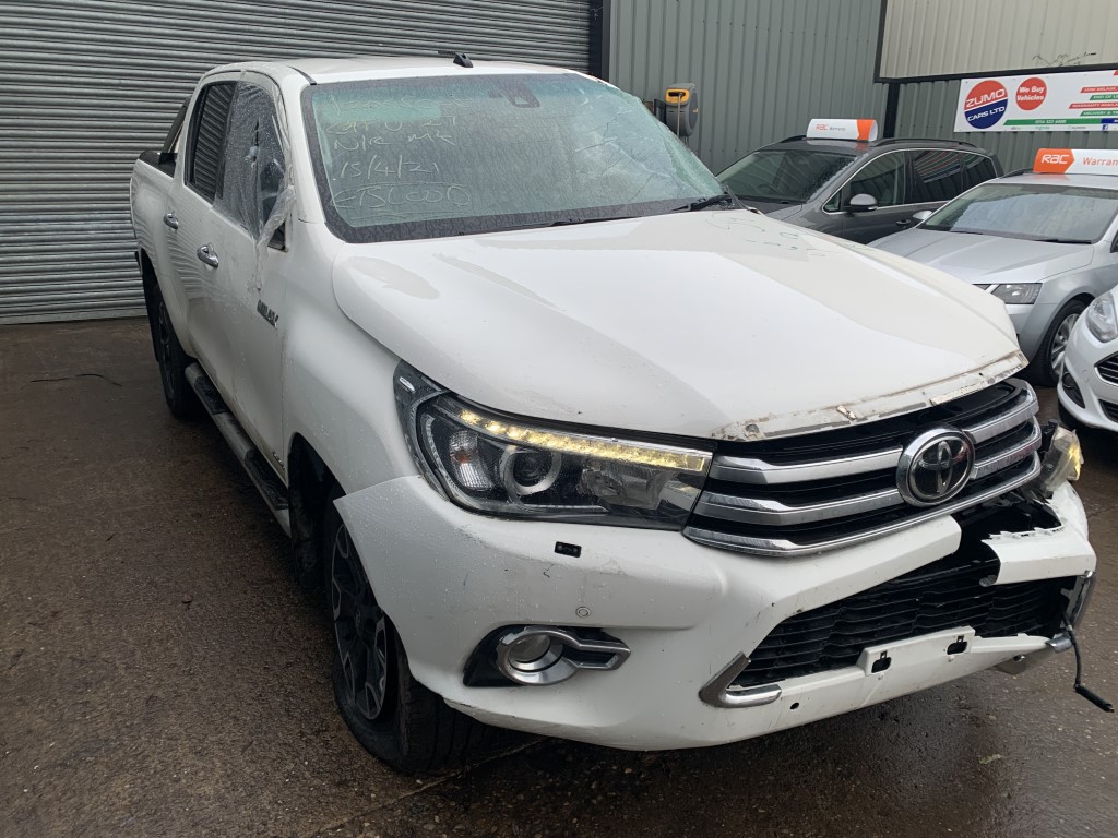 REF 245 TOYOTA HILUX MK8 INVINCIBLE 2.4D4D 6 SPEED AUTO