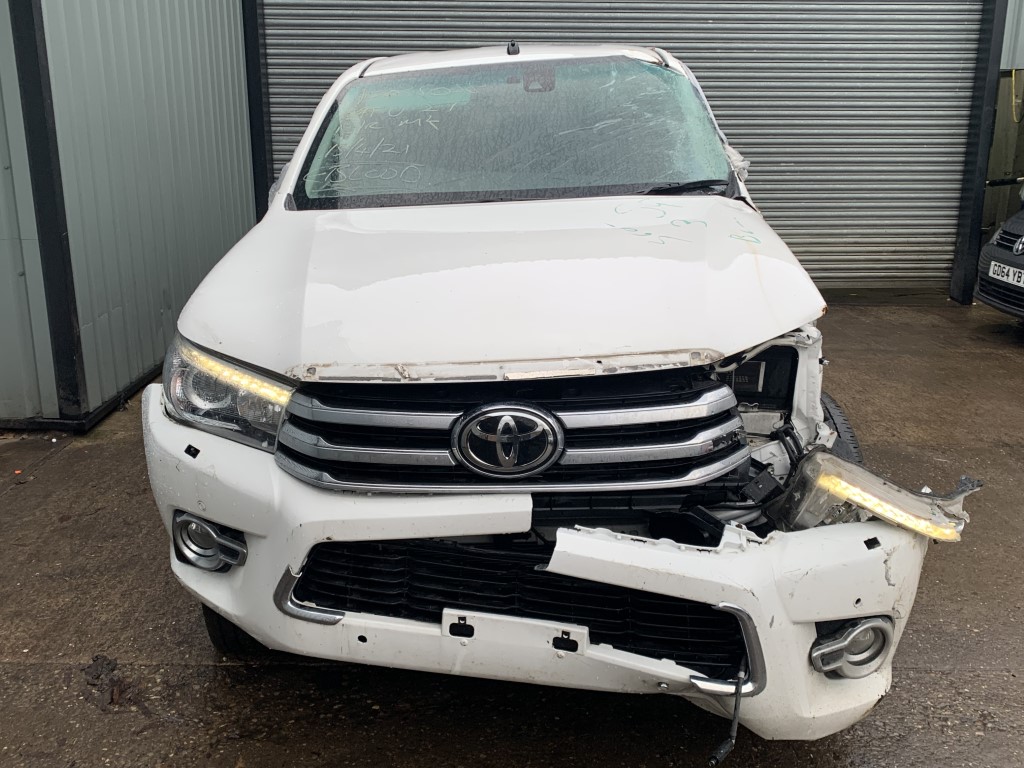 REF 245 TOYOTA HILUX MK8 INVINCIBLE 2.4D4D 6 SPEED AUTO