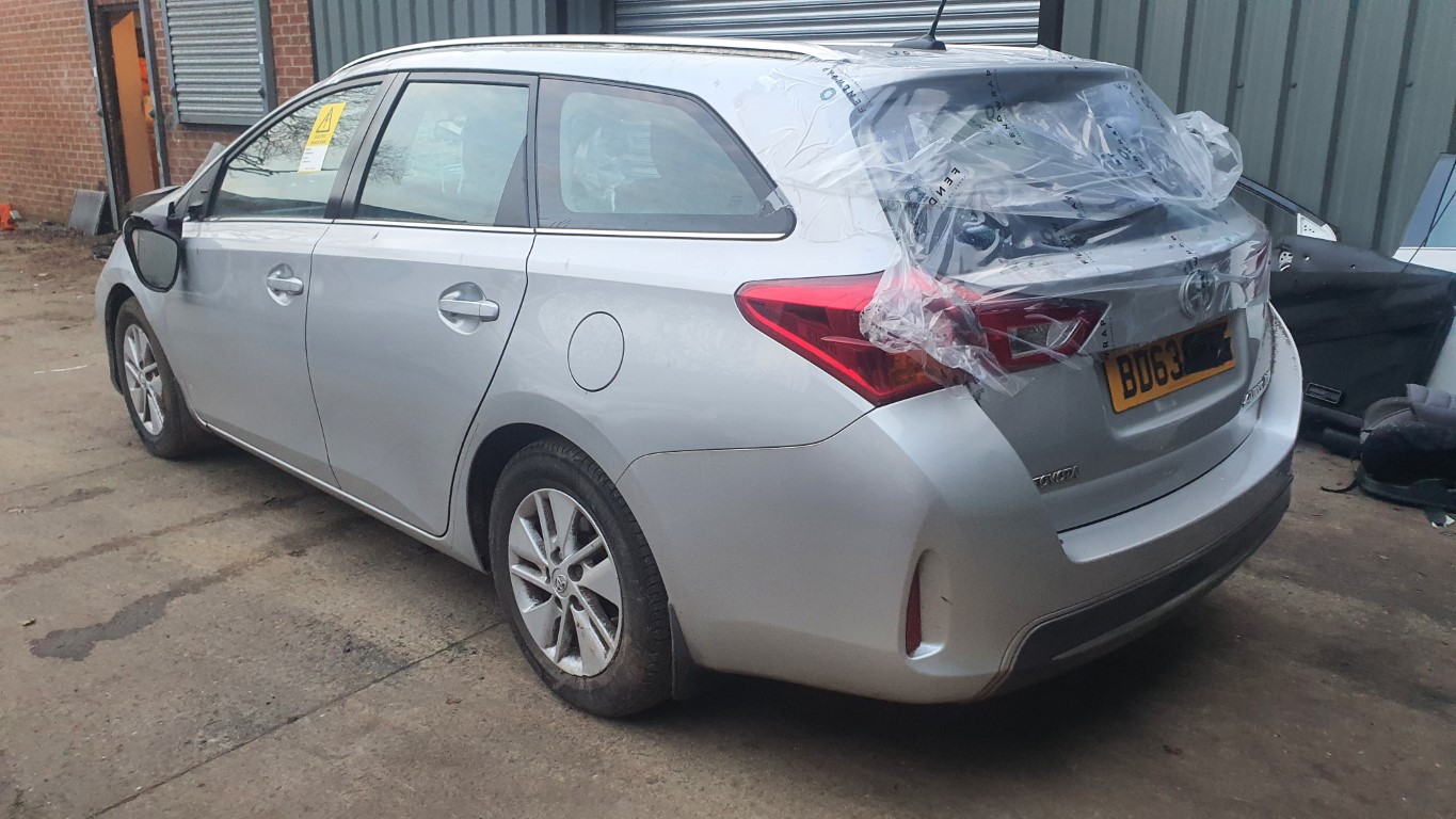 REF 301 TOYOTA AURIS MK2 ESTATE 2014 1.8 PETROL HYBRID AUTO