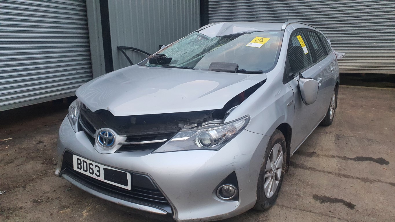 REF 301 TOYOTA AURIS MK2 ESTATE 2014 1.8 PETROL HYBRID AUTO