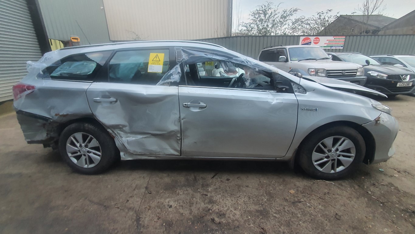 REF 301 TOYOTA AURIS MK2 ESTATE 2014 1.8 PETROL HYBRID AUTO