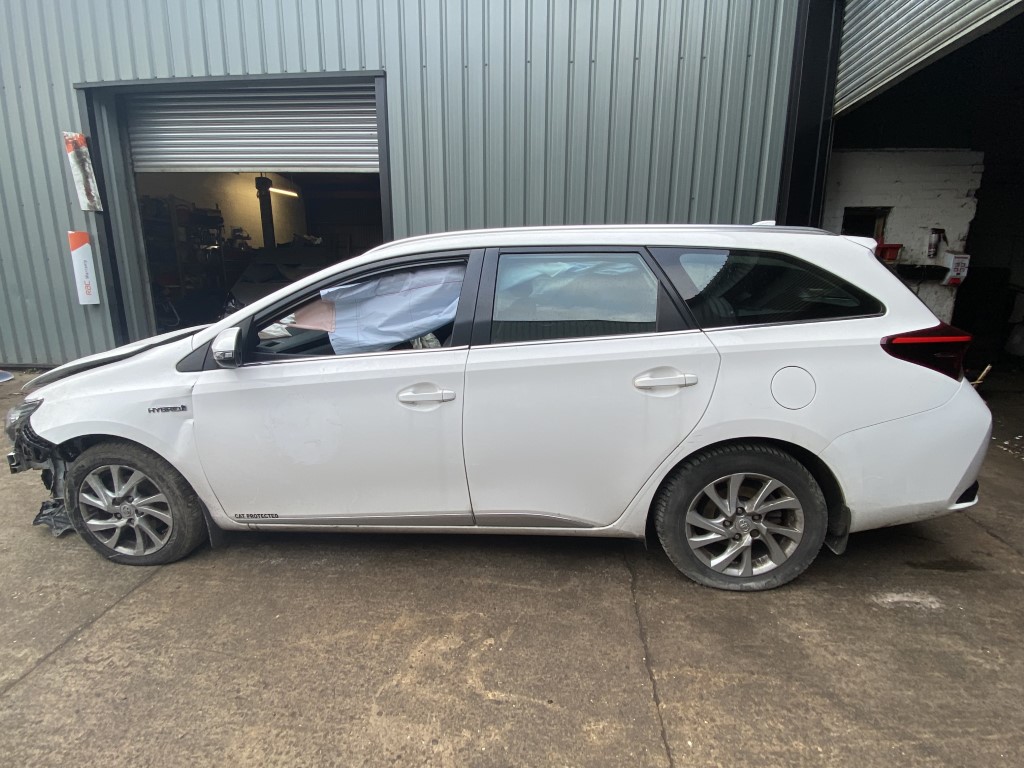 REF 302 TOYOTA AURIS HYBRID 20171.8 PETROL HYBRID AUTO