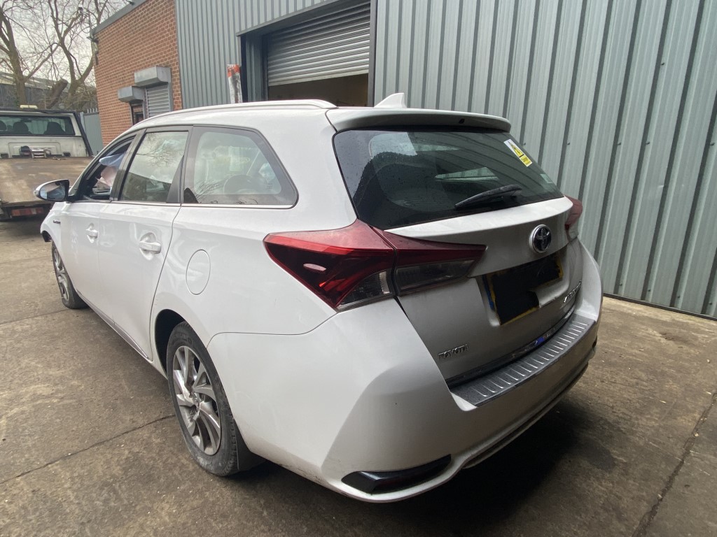 REF 302 TOYOTA AURIS HYBRID 20171.8 PETROL HYBRID AUTO