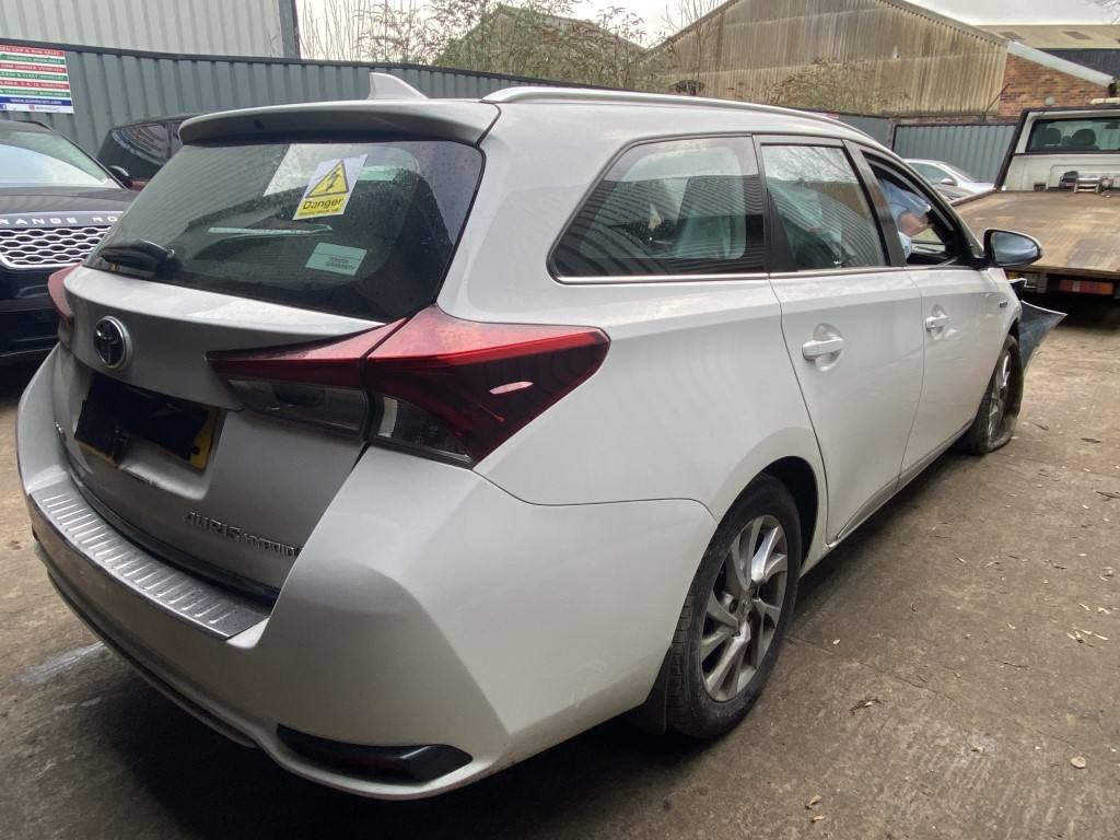 REF 302 TOYOTA AURIS HYBRID 20171.8 PETROL HYBRID AUTO