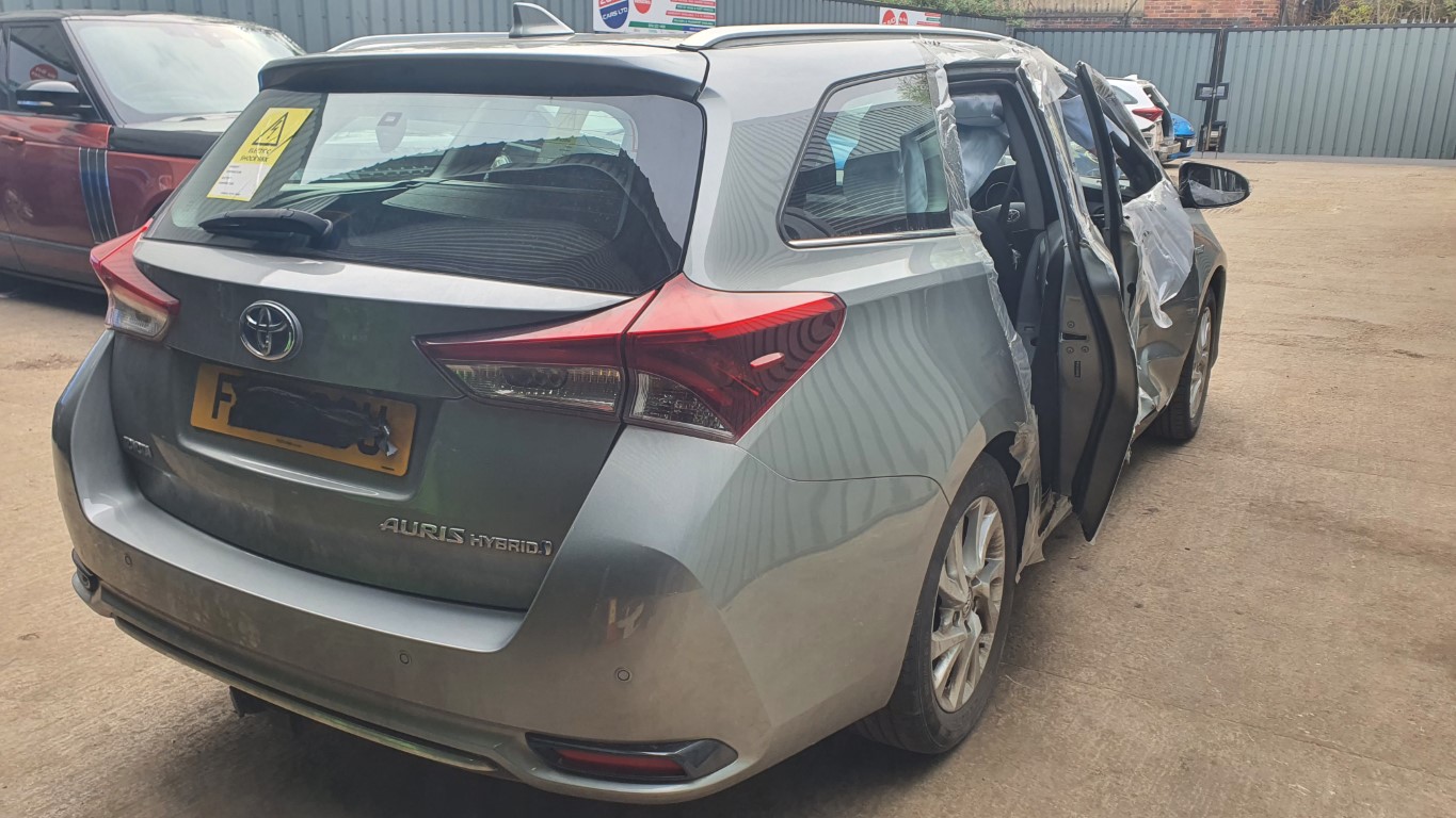 REF 317 TOYOTA AURIS MK2 ESTATE 2017 1.8 PETROL HYBRID AUTO