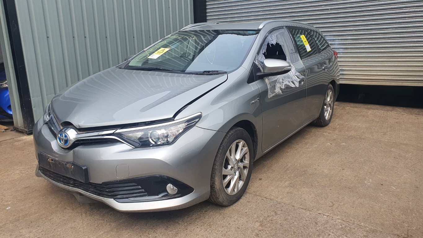 REF 317 TOYOTA AURIS MK2 ESTATE 2017 1.8 PETROL HYBRID AUTO