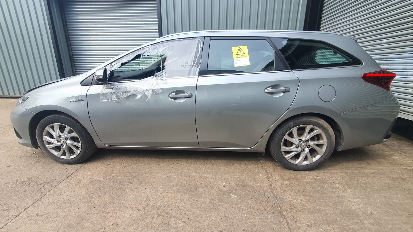 REF 317 TOYOTA AURIS MK2 ESTATE 2017 1.8 PETROL HYBRID AUTO