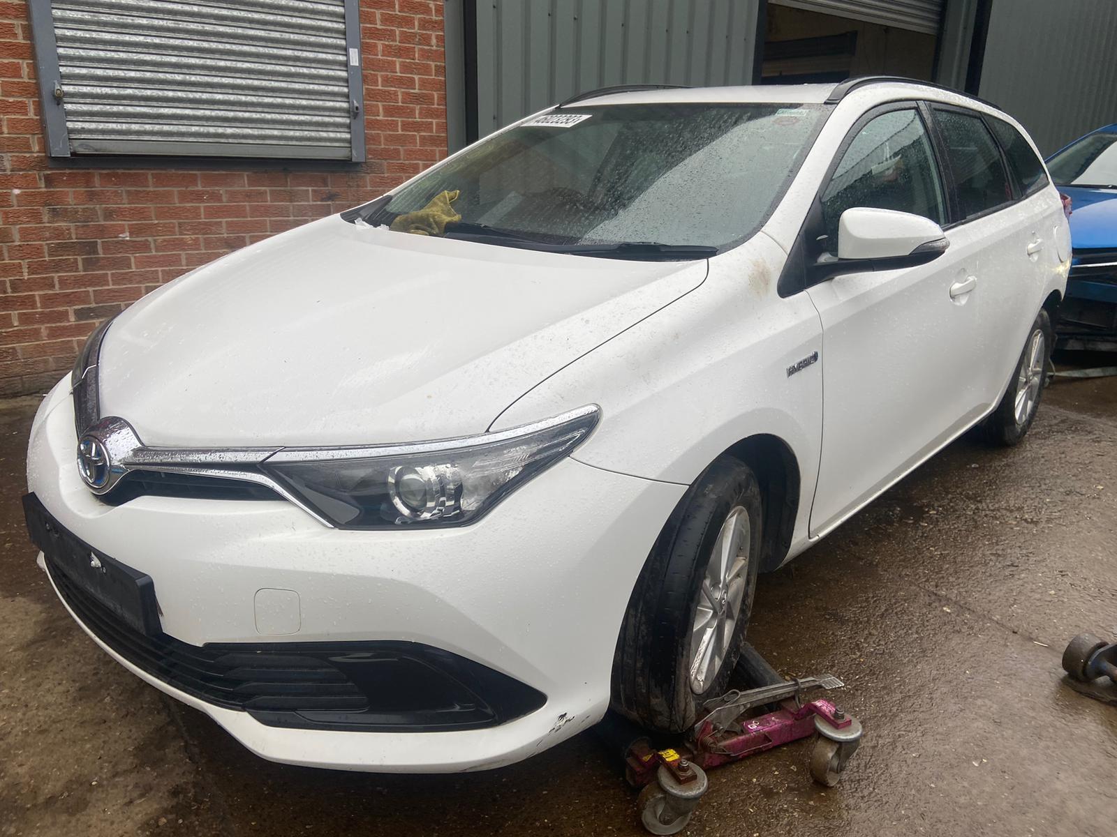 REF 318 TOYOTA AURIS MK2 HYBRID 2017 1.8 PETROL HYBRID AUTO