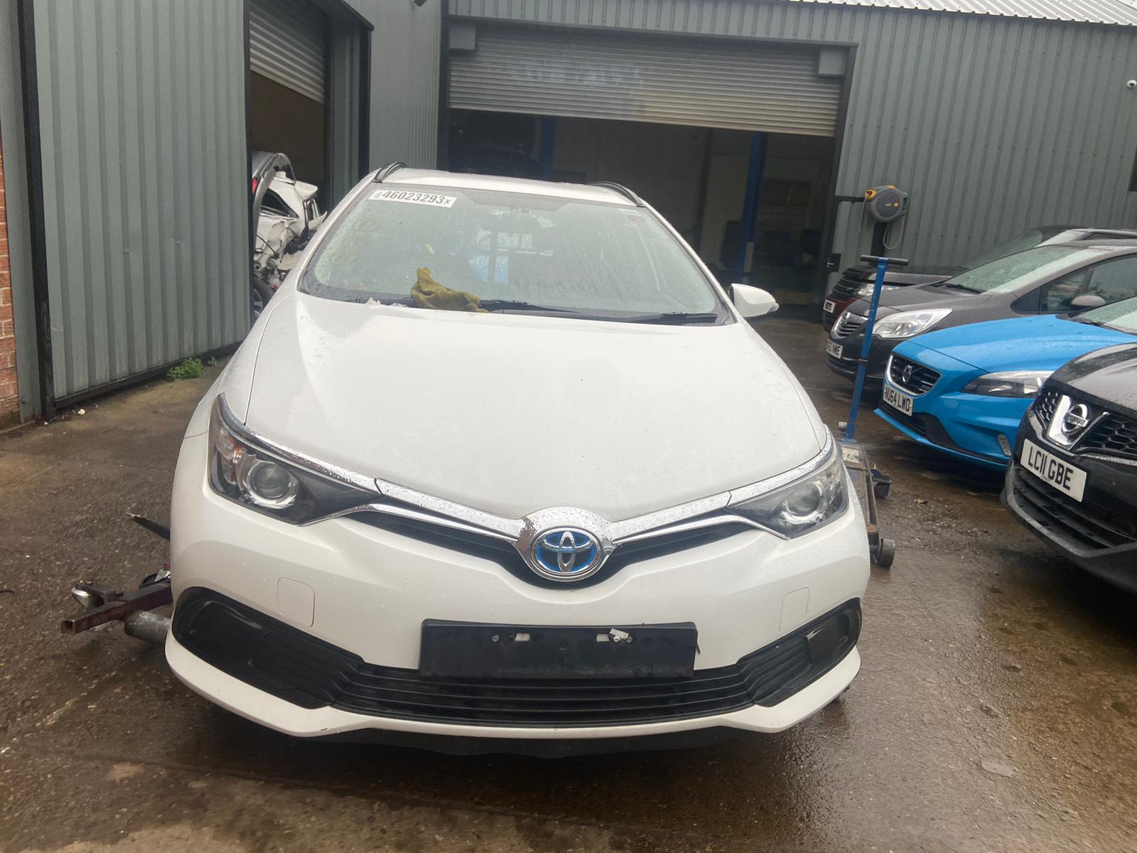 REF 318 TOYOTA AURIS MK2 HYBRID 2017 1.8 PETROL HYBRID AUTO