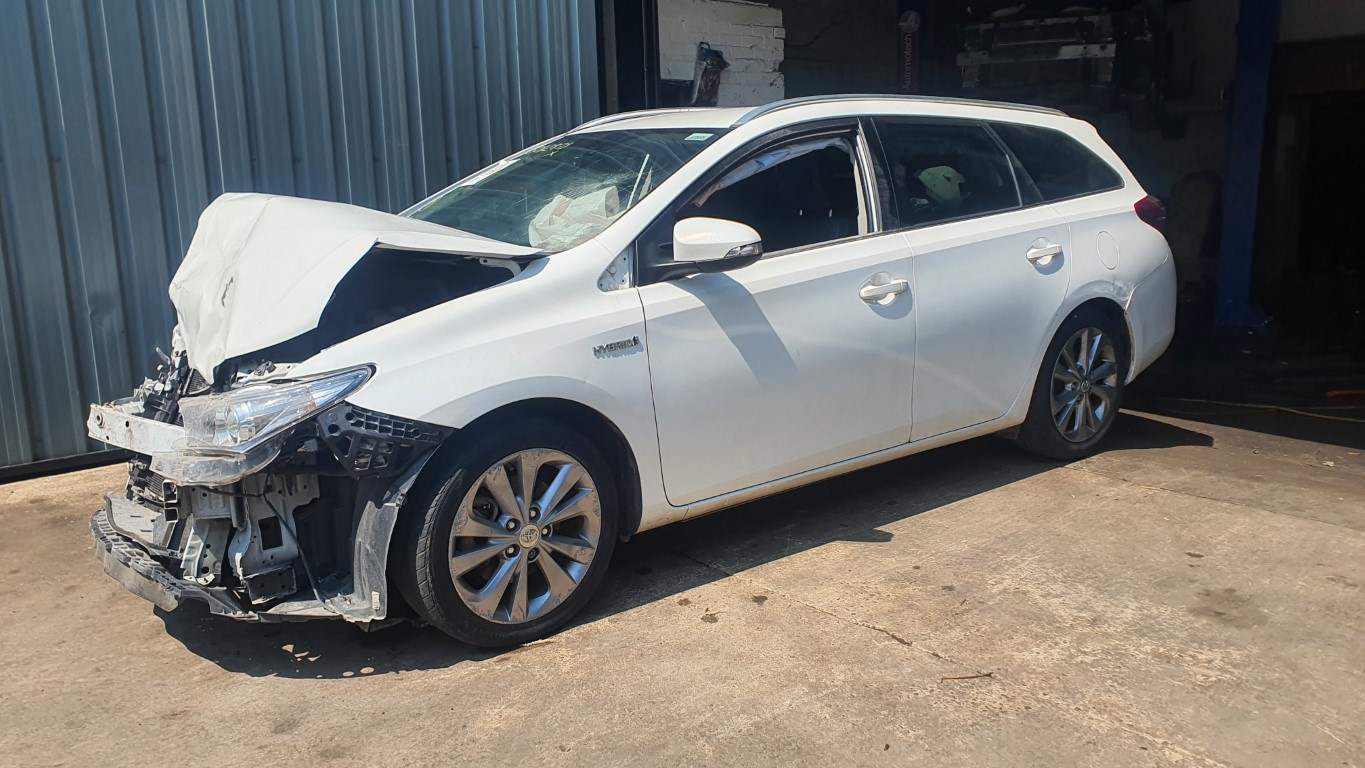 REF 323 TOYOTA AURIS HYBRID 2015 MK2 1.8 PETROL HYBRID WHITE