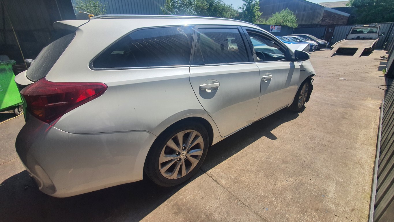 REF 323 TOYOTA AURIS HYBRID 2015 MK2 1.8 PETROL HYBRID WHITE